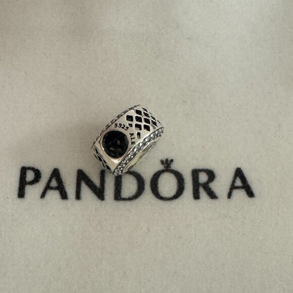 2025 Disney Parks Pandora Charm Pooh & Tigger Holiday Christmas Wreath NEW - Picture 2 of 5